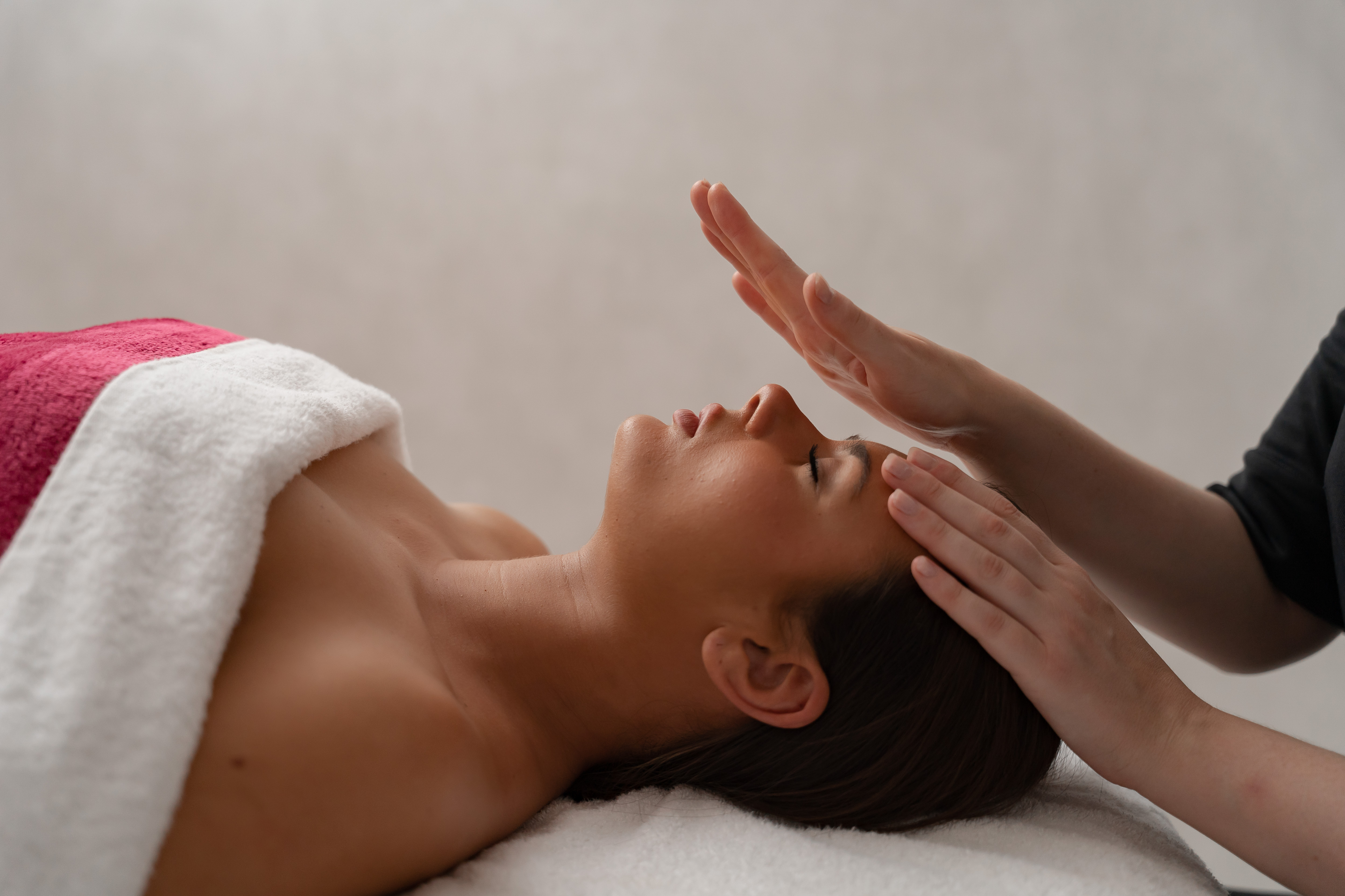 Cabine de soins du spa de l'hôtel 5 étoiles à Paris, offrant massages et soins du visage dans un cadre luxueux.
