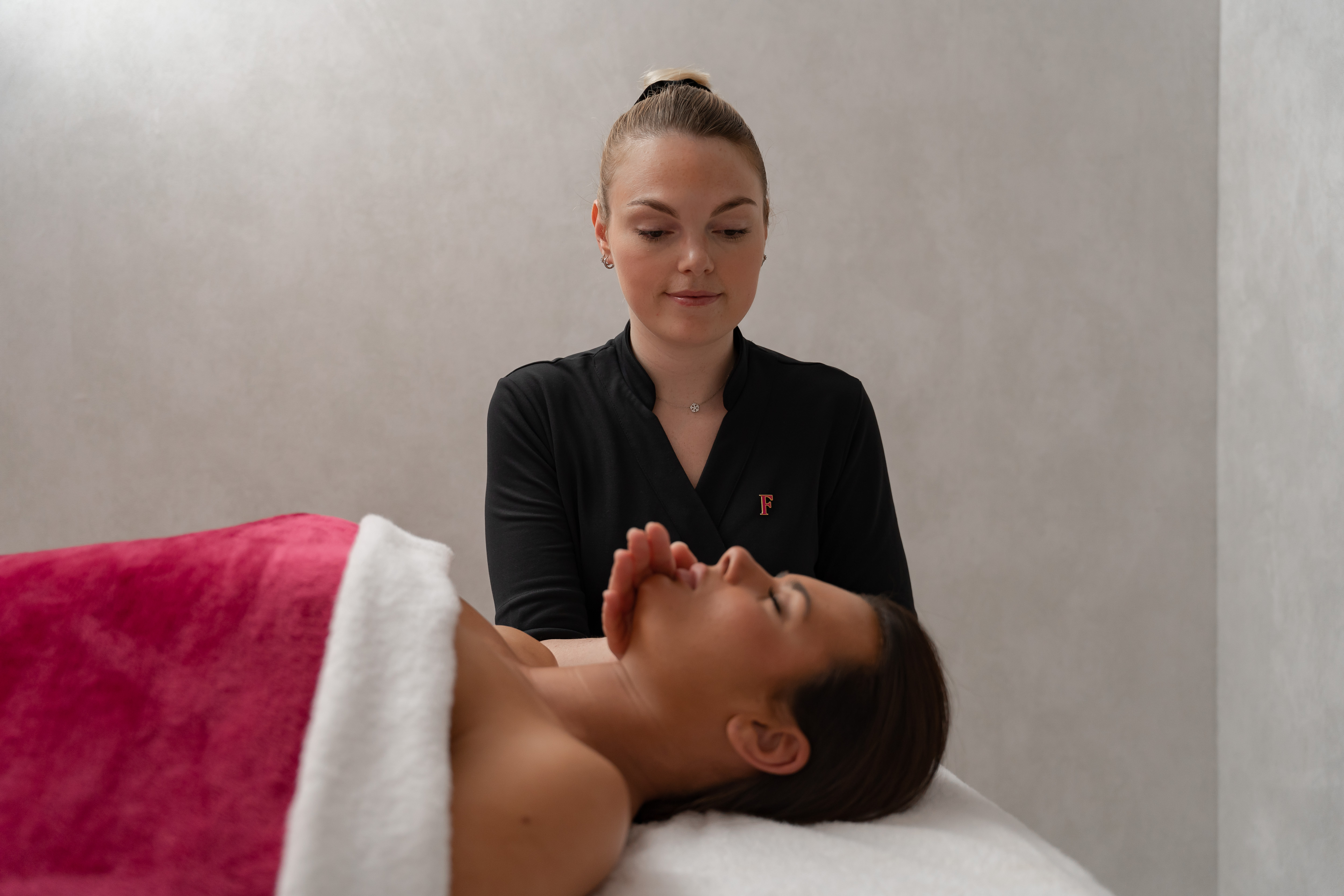 Cabine de soins du spa de l'hôtel 5 étoiles à Paris, offrant massages et soins du visage dans un cadre luxueux.