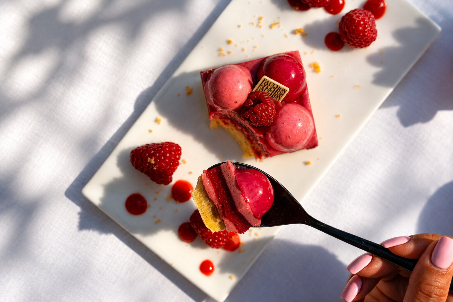 Cuisine gastronomique au restaurant de l’hôtel 5 étoiles à Paris, proche des Champs-Élysées, mettant à l’honneur des saveurs raffinées.