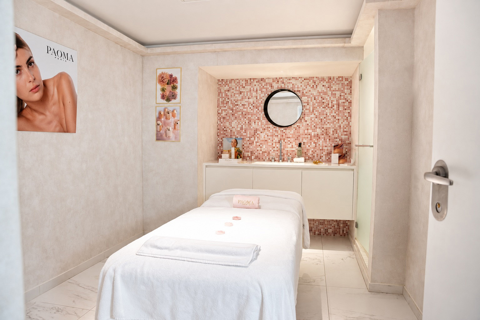Massages relaxants et soins du corps au spa 5 étoiles de l'hôtel de luxe à Paris centre.