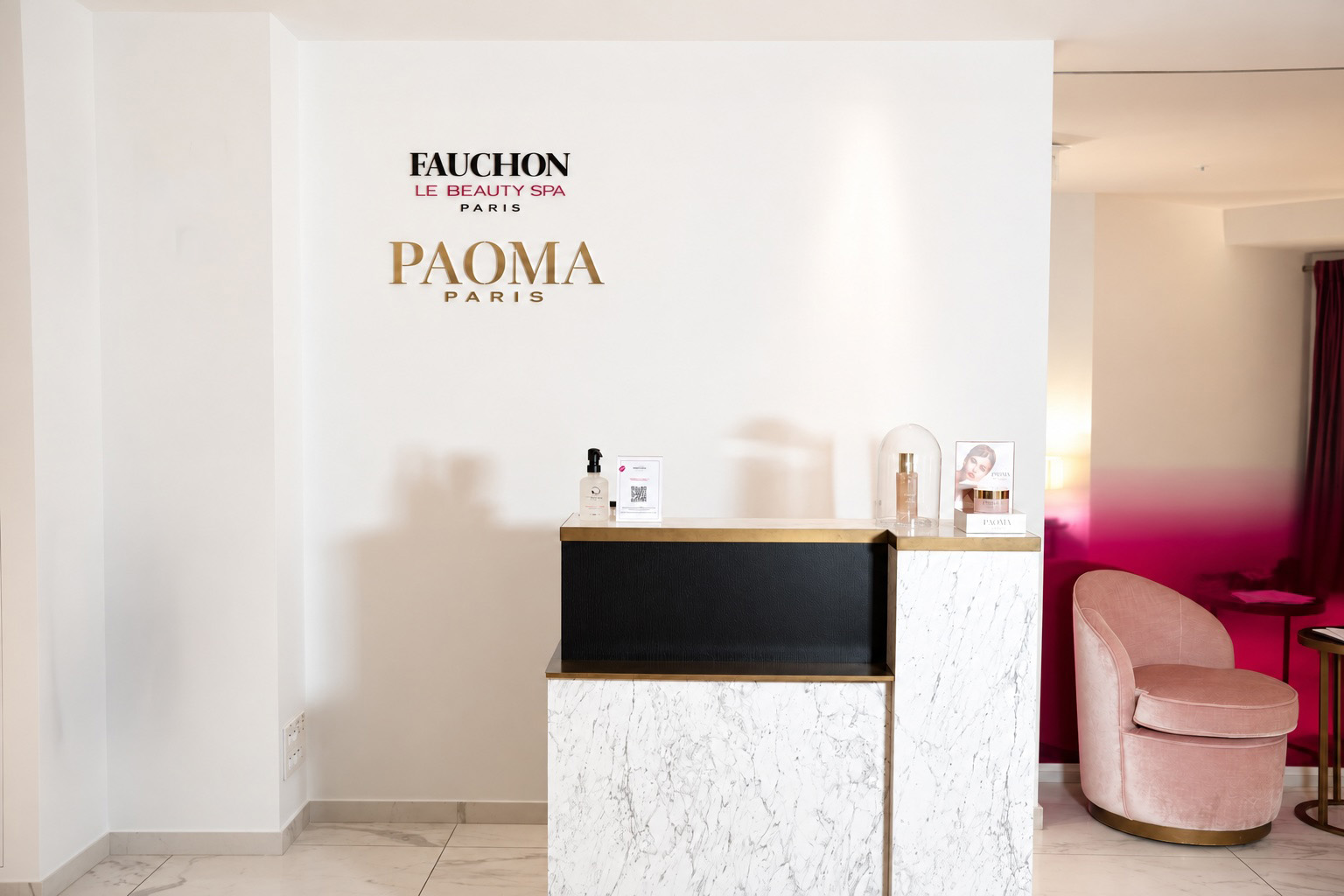 Elegant reception at the luxury spa in the 8th arrondissement of Paris, in a 5-star hotel close to Place de la Concorde.