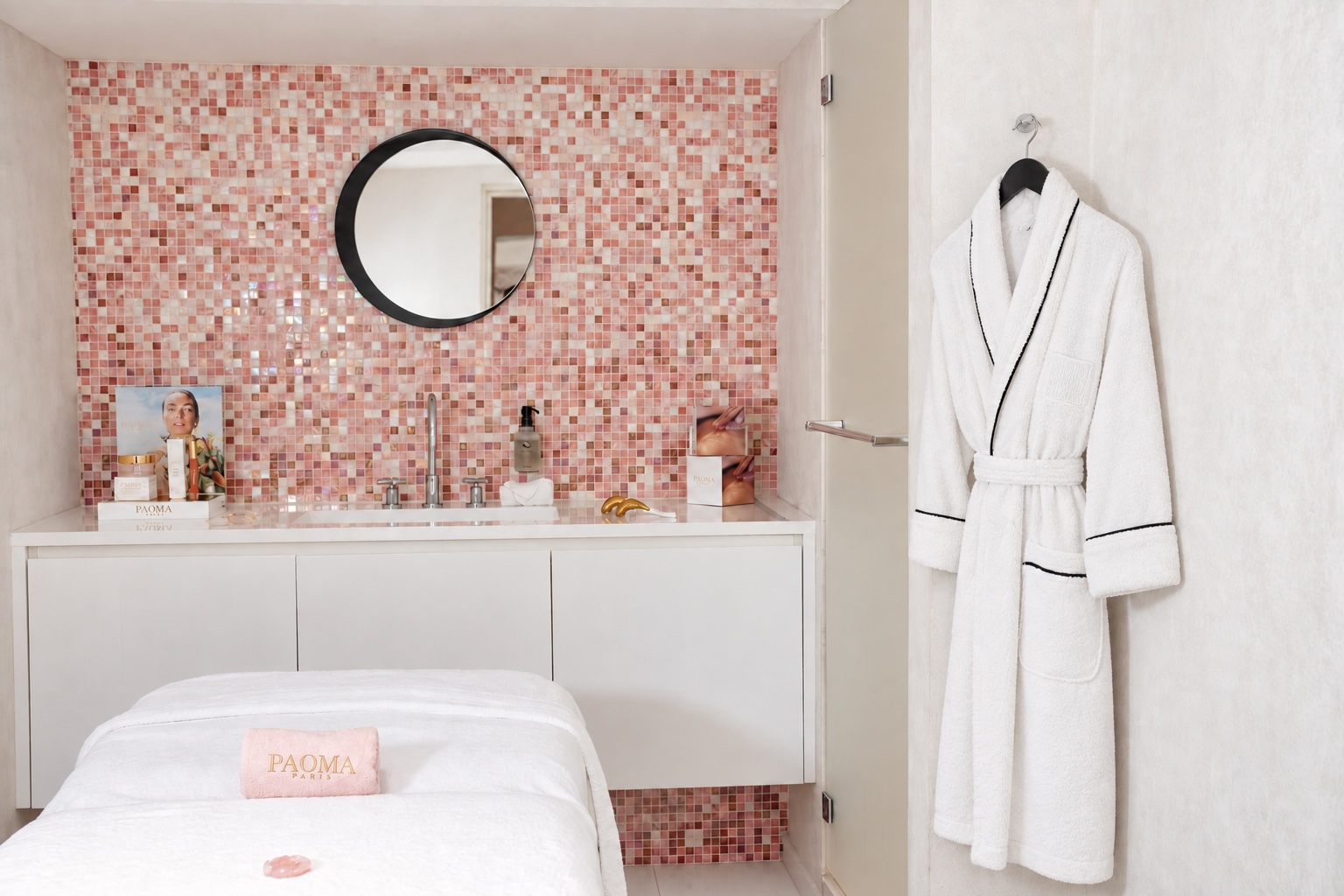 Cabine de massage du spa de luxe à Paris, offrant soins du corps et massages 5 étoiles près des Champs-Élysées.