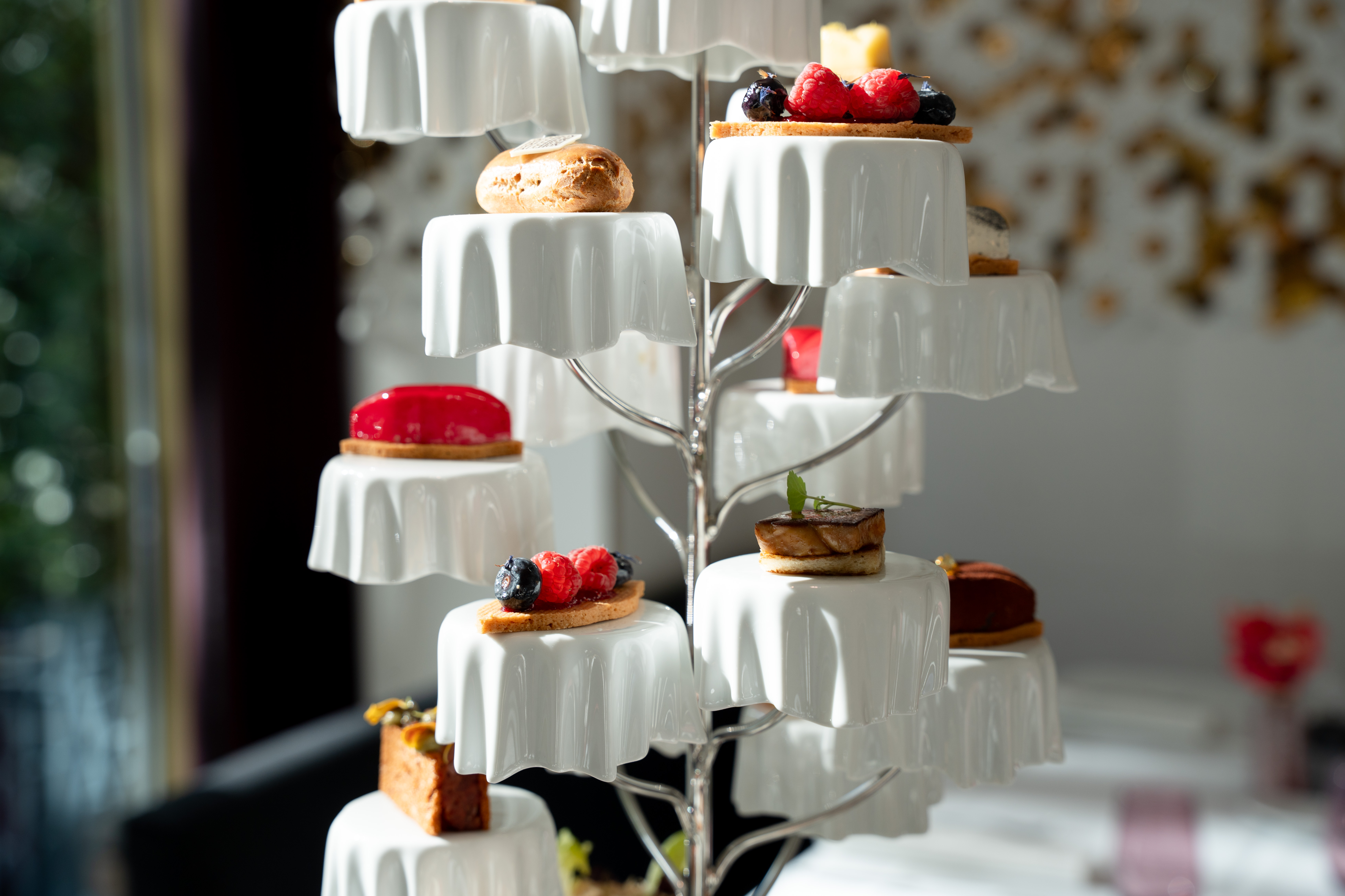 Dessert raffiné du restaurant gastronomique de l'hôtel 5 étoiles à Paris, proche de la place de la Madeleine.