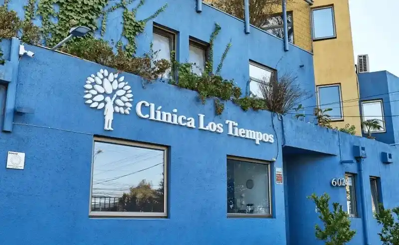 Acceso Principal de clínica los tiempos especializada en salud mental para niños y adolescentes del país