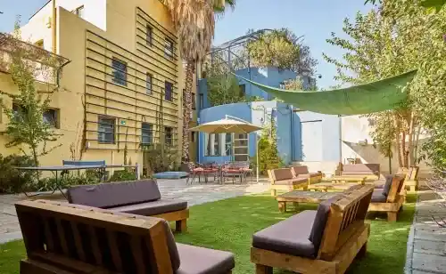 Zona de descanso y socialización para promover el bienestar y la integración de pacientes psiquiátricos infantojuvenil en clínica los tiempos