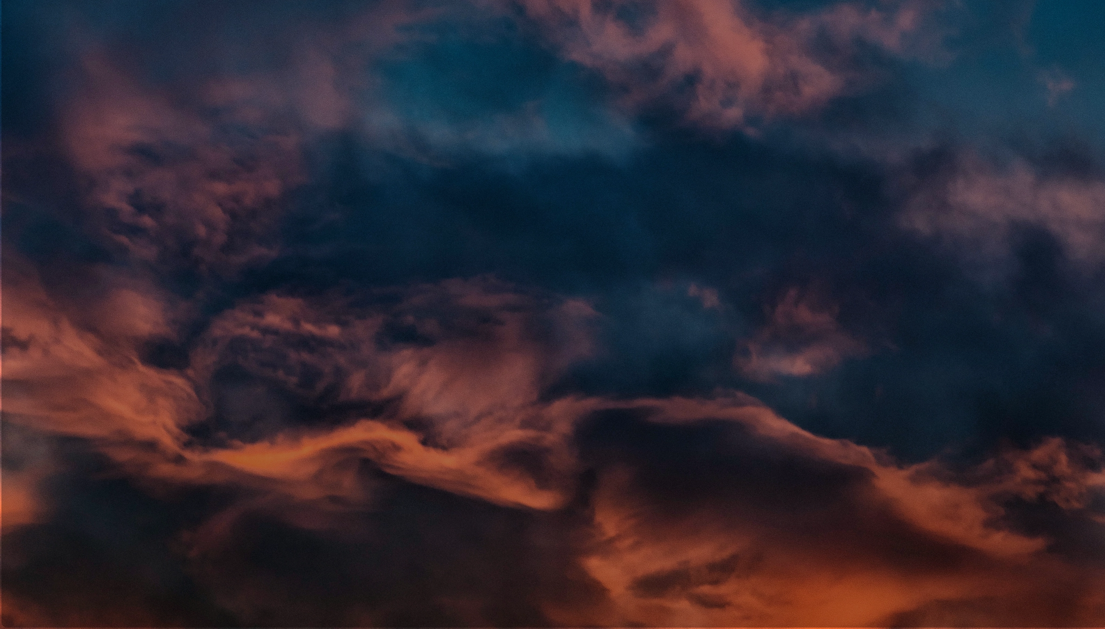 Nubes iluminadas por los tonos cálidos del atardecer