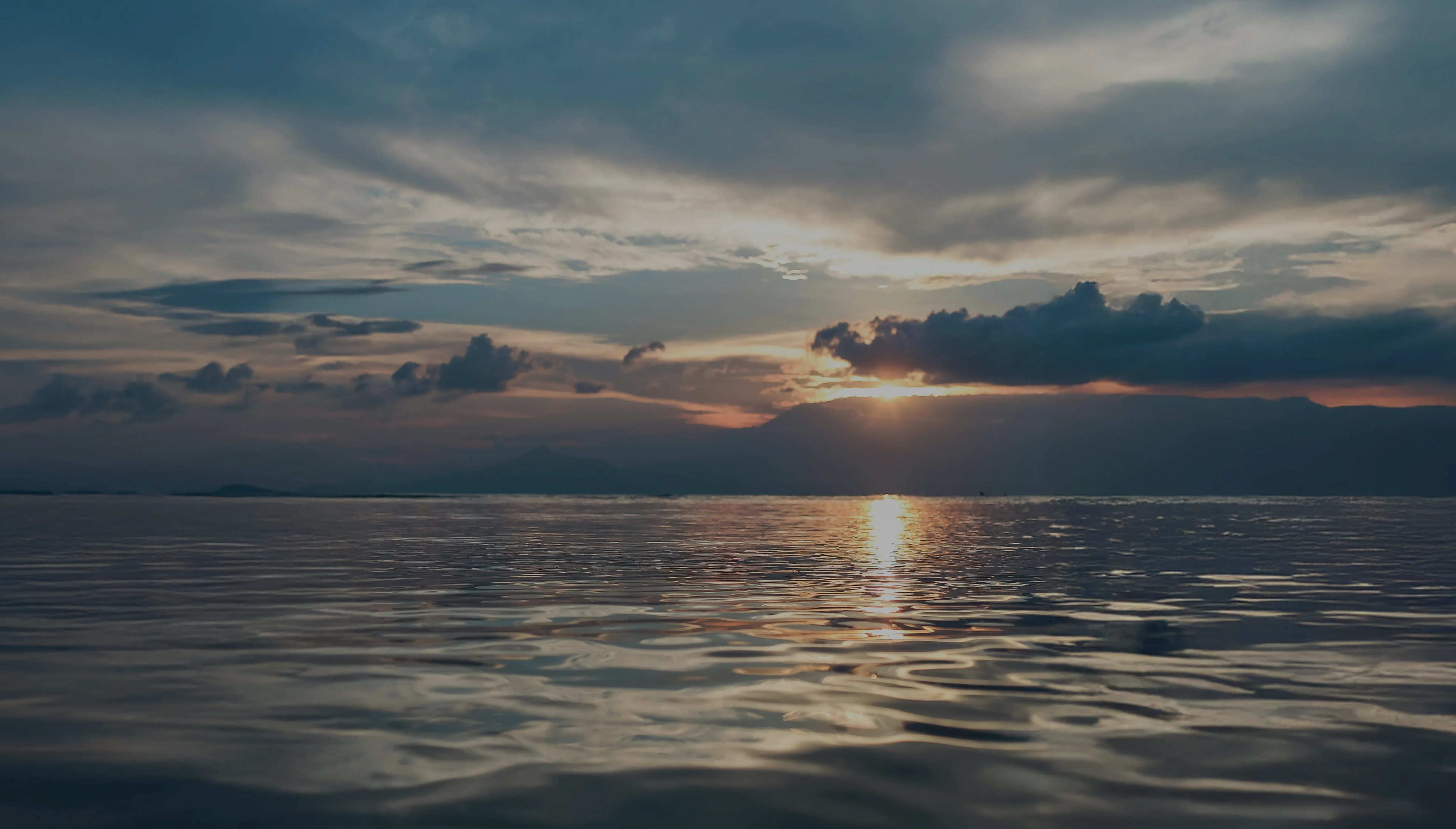 Luz del atardecer sobre el mar en calma