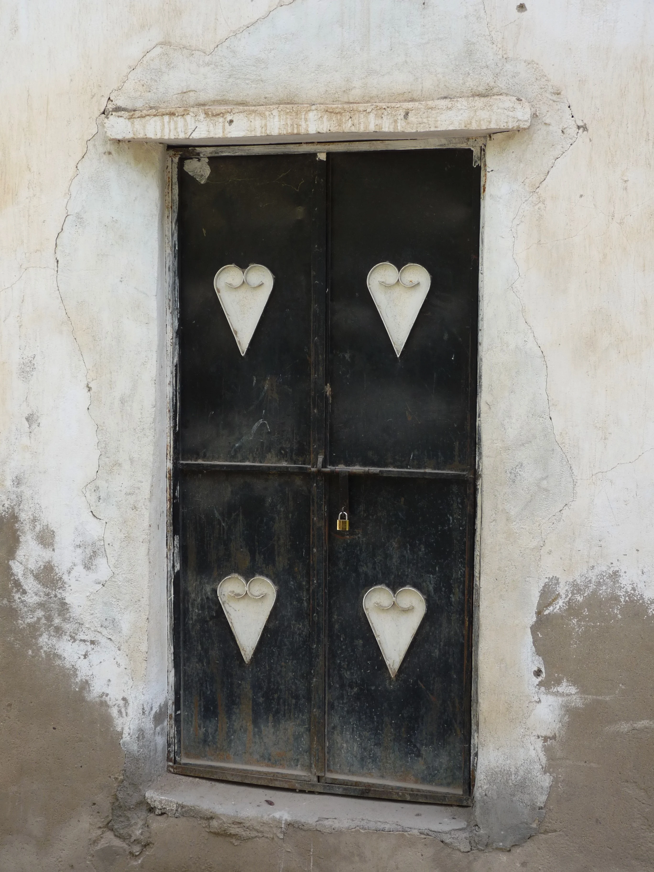 Vintage heart-decorated door in old Omani home spotted on an Oman tour.