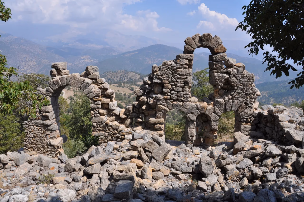 Crumbling stone arches and ruins overlook the vast mountains on the St. Paul Trail.