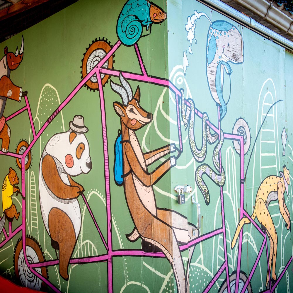 Fresque d'animaux sur un cadre de vélo