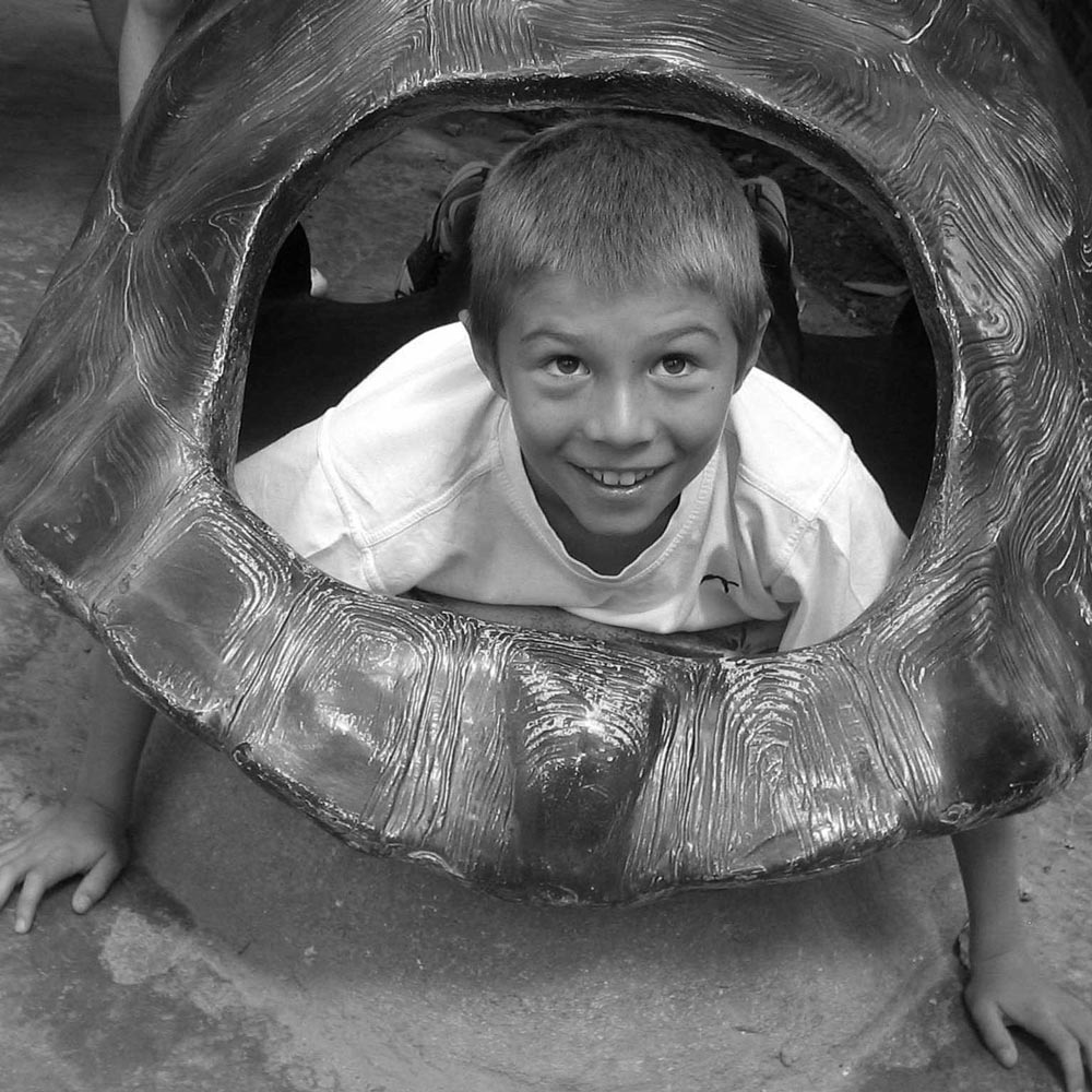 Olivier enfant dans une structure de tortue