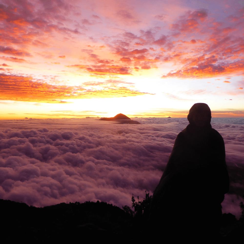 Vue depuis une montagne et couché de soleil