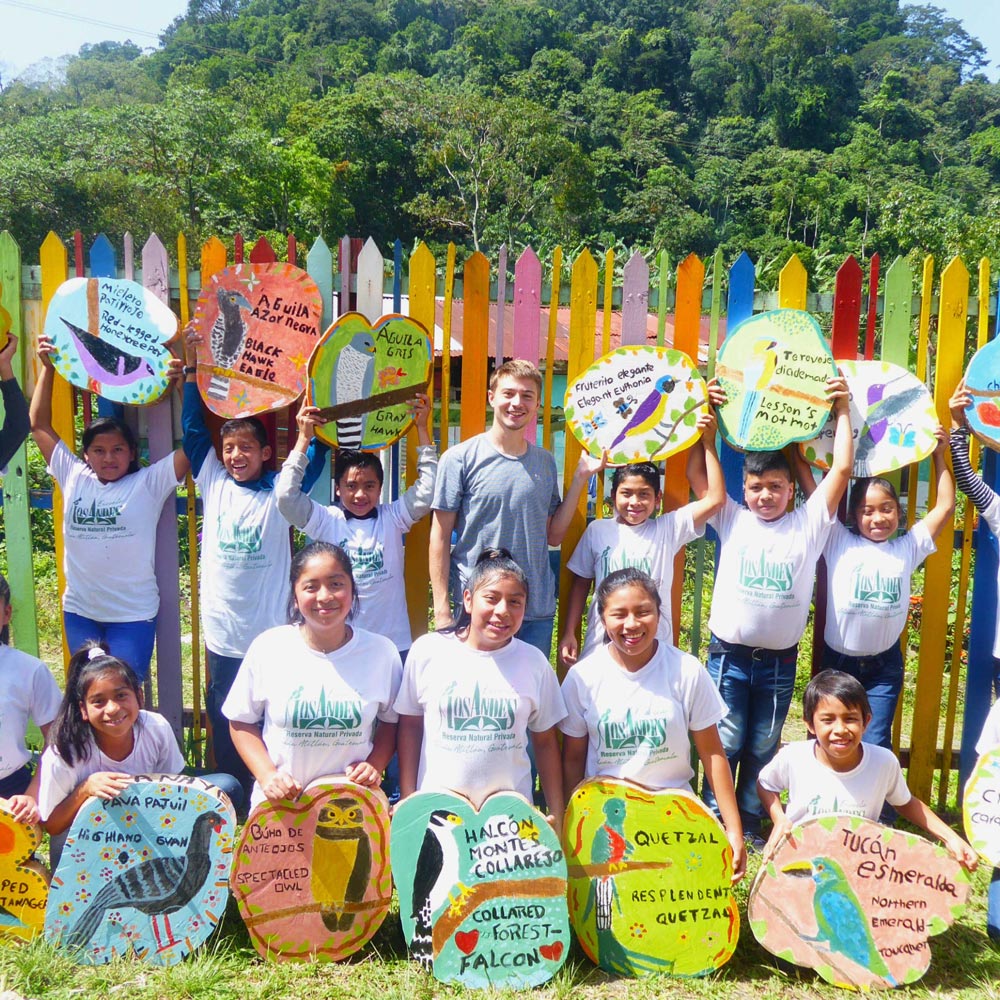 Enfants tenant des panneaux en bois peint avec des animaux