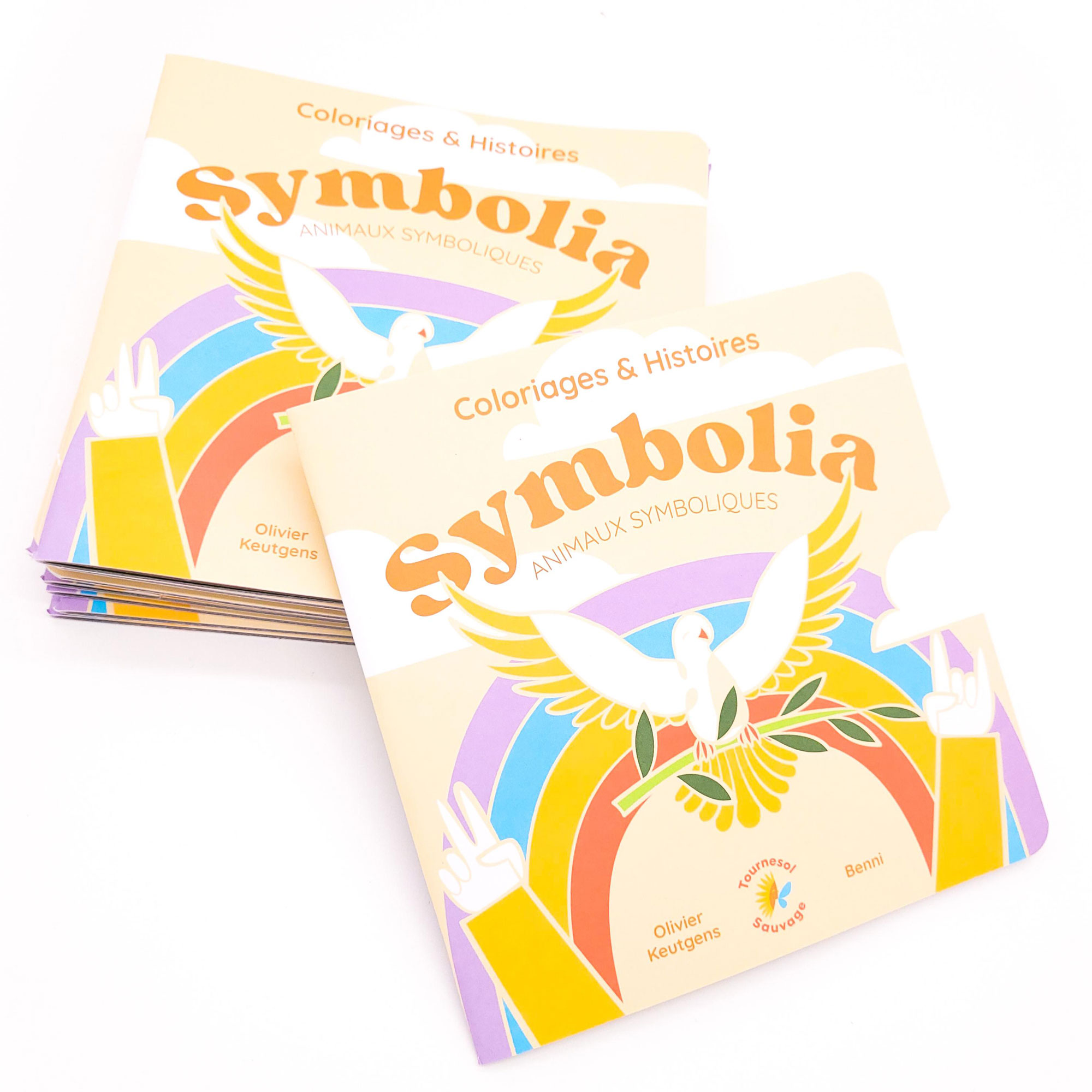 Couverture du livre "symbolia" avec un oiseau et des bras levant au ciel