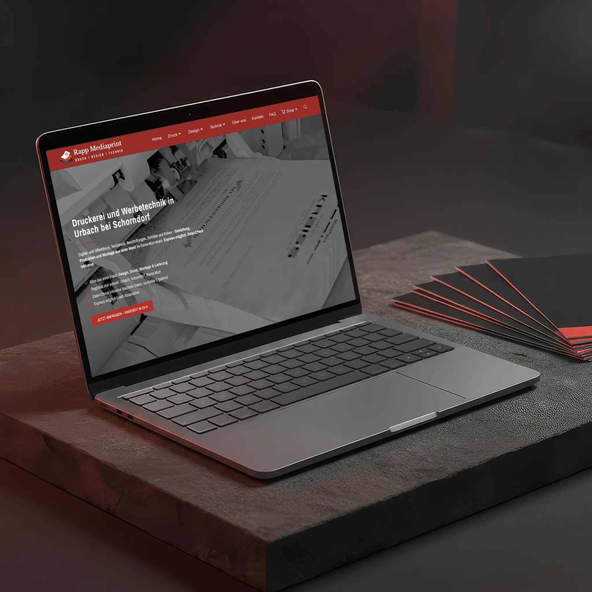 dencraft Webdesign Mockup – Website von Rapp Mediaprint auf Laptop mit Druckprodukten und Werbetechnik, moderne Präsentation der Druckerei in Schorndorf.