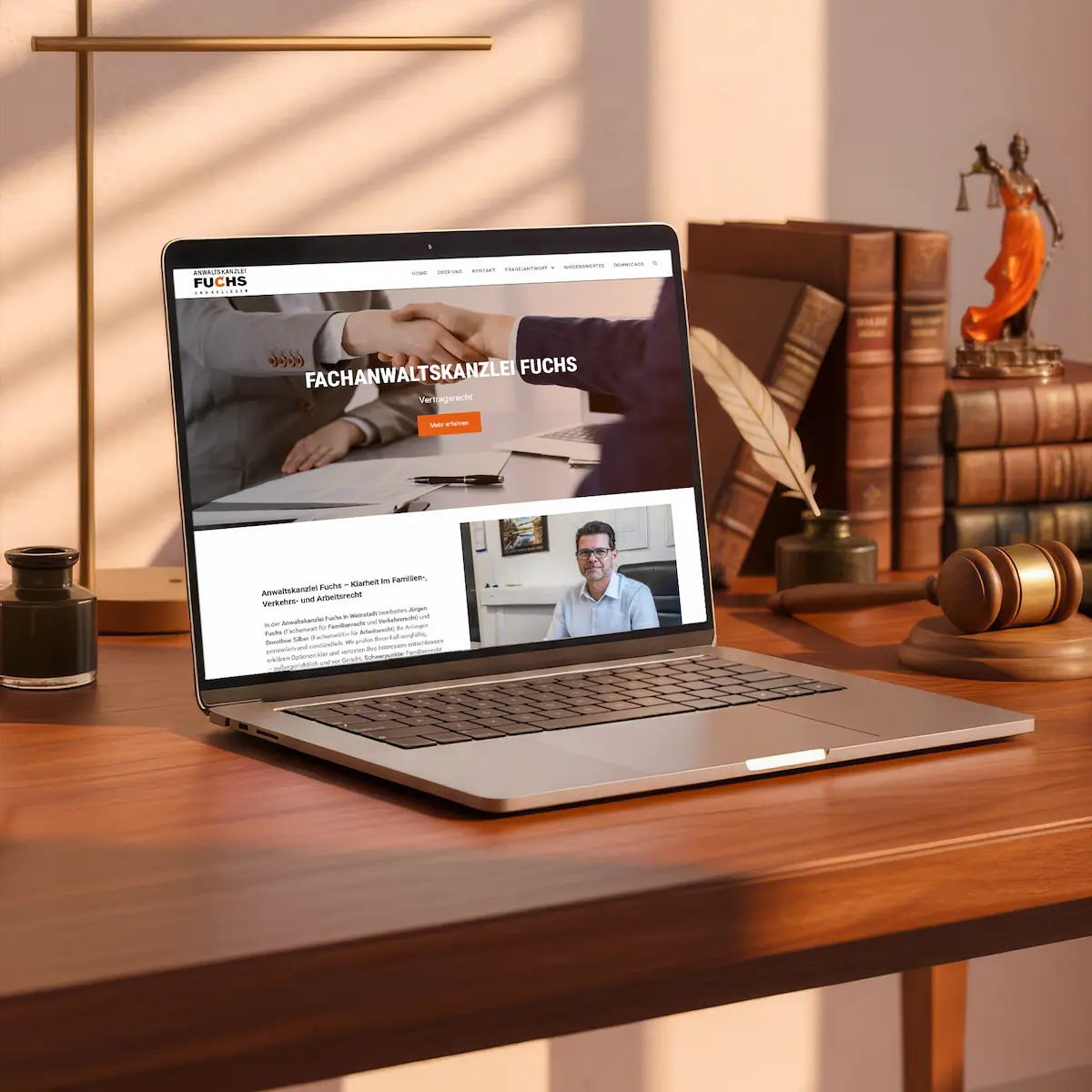 Laptop mit Website der Anwaltskanzlei Fuchs, Weinstadt – Webdesign von dencraft; Schwerpunkte Familienrecht, Verkehrsrecht und Arbeitsrecht.