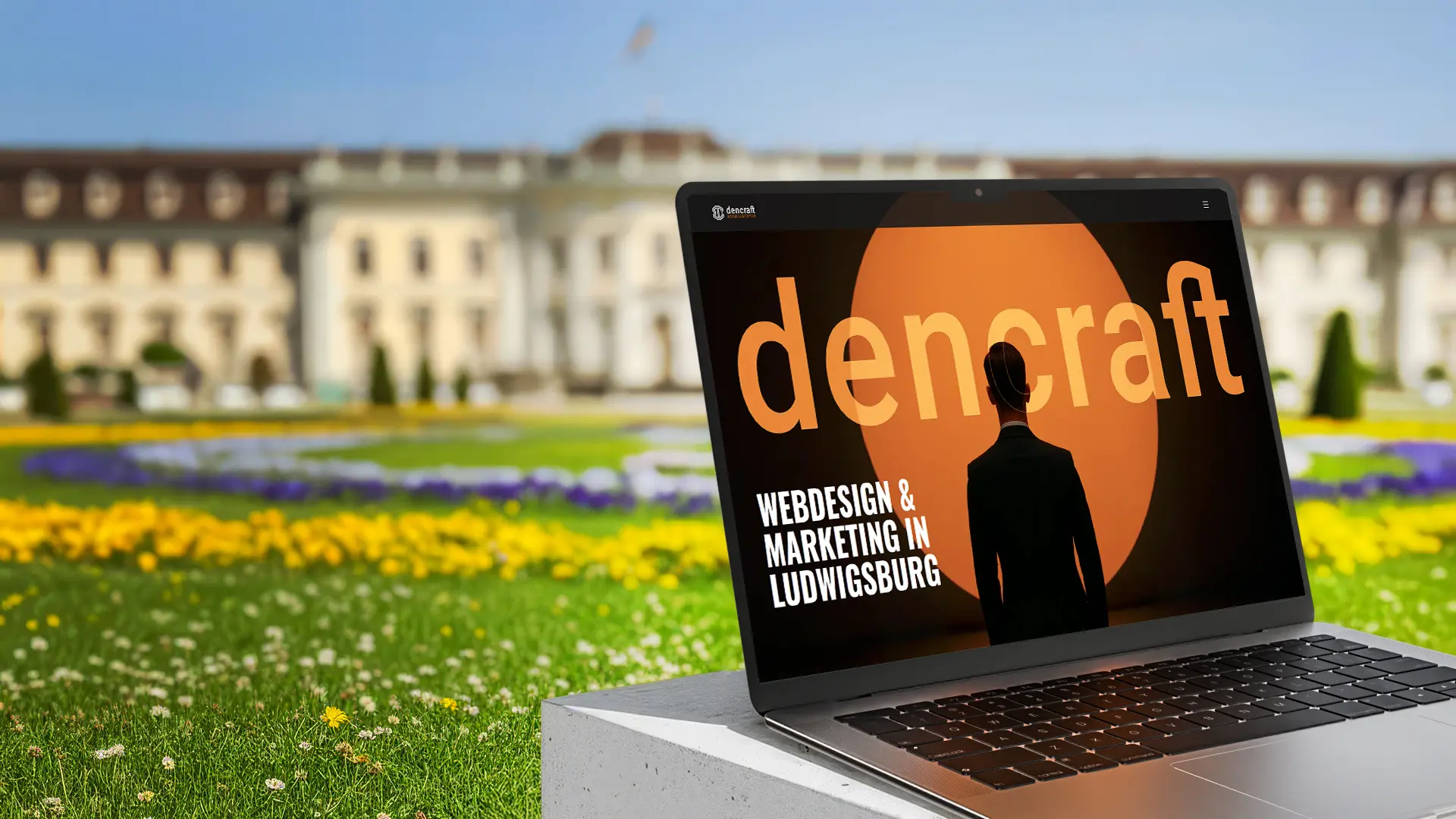 Titelbild fürs crafted journal von dencraft: Laptop mit dencraft-Website vor dem Residenzschloss; dencraft Webdesign Ludwigsburg – „Mehr Anfragen, weniger Aufwand“.