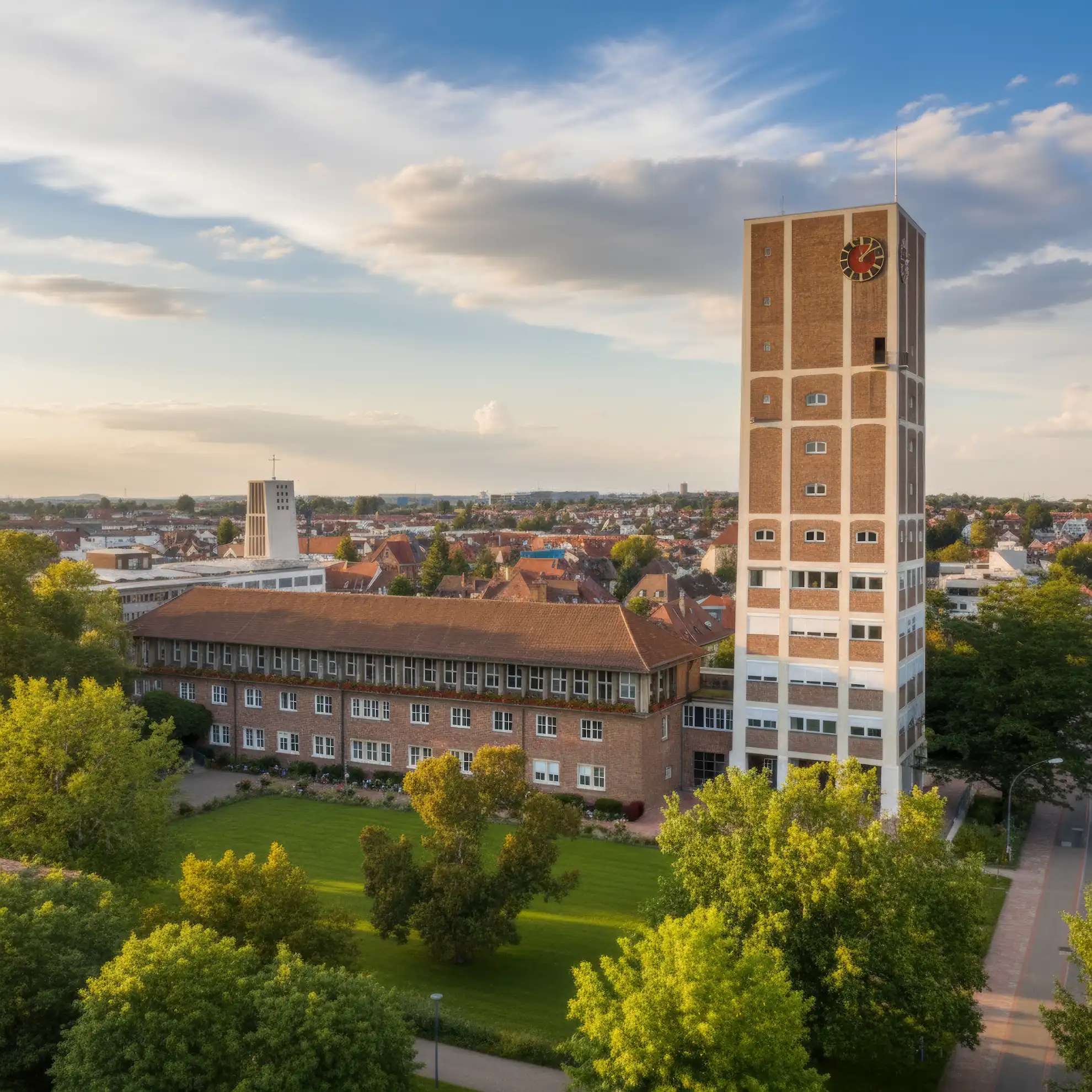 dencraft werbeagentur – Webdesign Kornwestheim: moderner Blick auf den Rathausturm und die Stadt Kornwestheim unter klarem Himmel