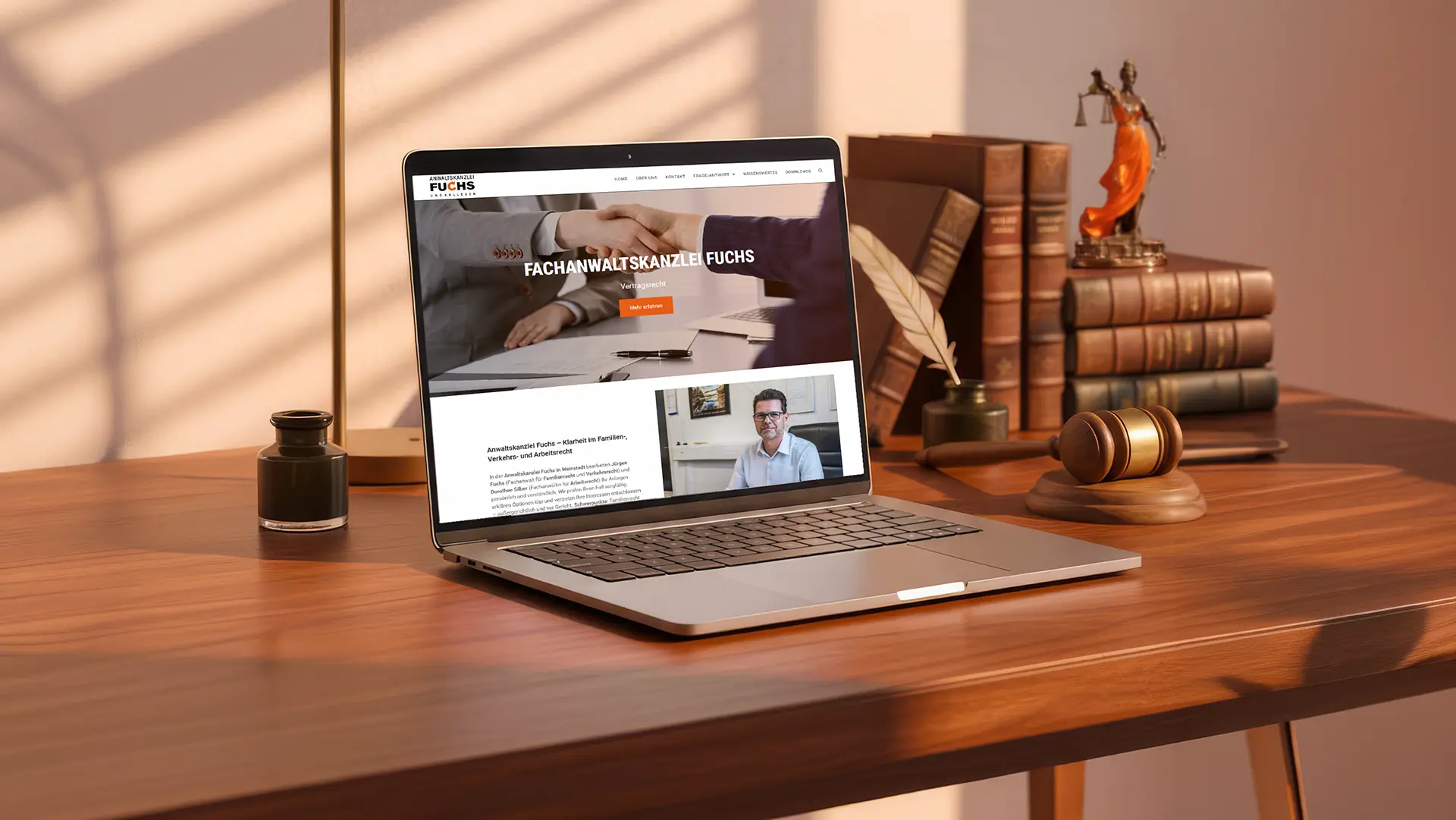 Webdesign-Projekt für die Anwaltskanzlei Fuchs in Weinstadt auf einem Laptop in juristischer Umgebung, umgesetzt von dencraft
