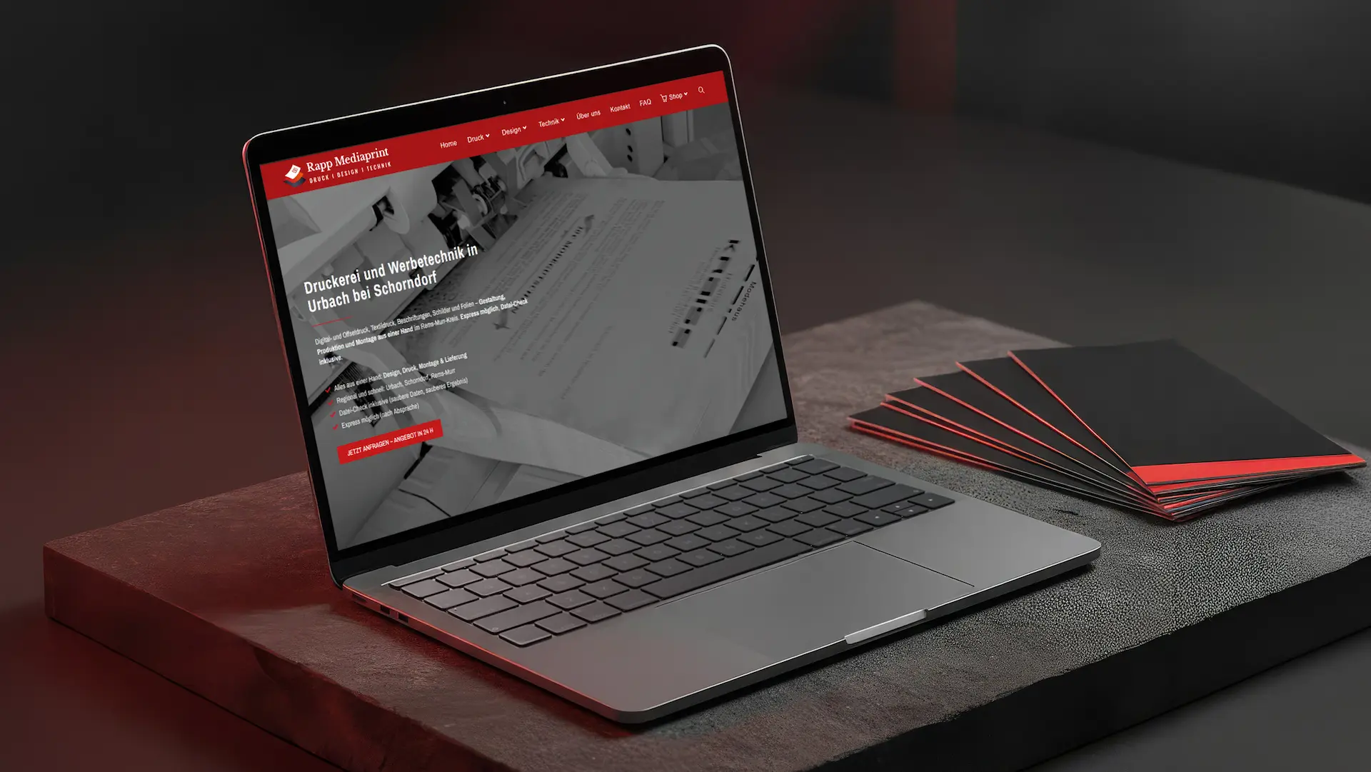 Professionelles Webdesign für Rapp Mediaprint in Urbach bei Schorndorf, präsentiert auf einem Laptop in moderner Druckerei-Atmosphäre von dencraft
