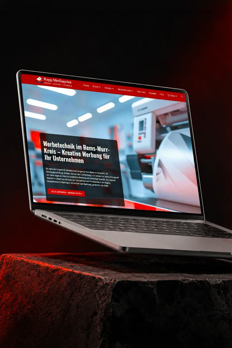 Laptop-Mockup der Website von Rapp Mediaprint aus Urbach bei Schorndorf für Webdesign, Printshop, Druck und Werbetechnik auf dunklem Steinpodest mit rotem Lichtakzent, umgesetzt von dencraft.