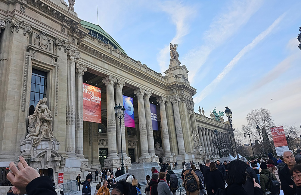 巴黎大皇宮的「巴黎首都藝術展」（Art Capital 2025)，大皇宮外人潮洶湧。