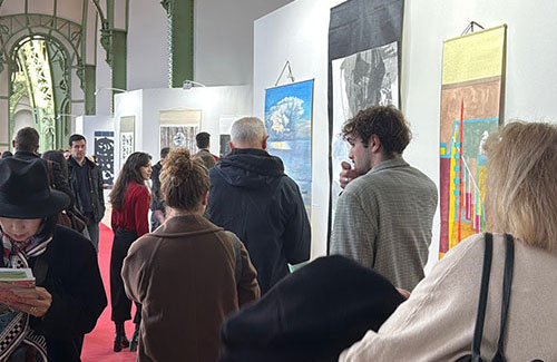 展覽現場參觀人潮眾多。