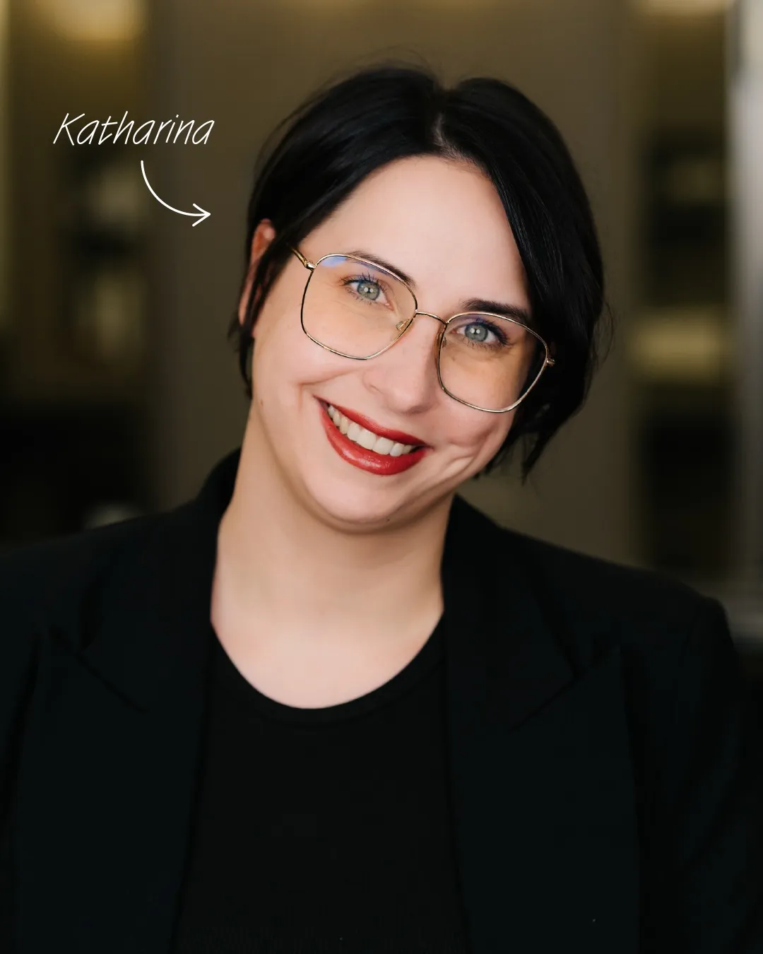 Portrait von Friseurmeisterin Katharina im Salon Hairdesign Kaiser in Lüneburg – Expertin für kreative Haarfarben und moderne Strähnentechniken, spezialisiert auf individuelle Looks und aktuelle Haartrends.