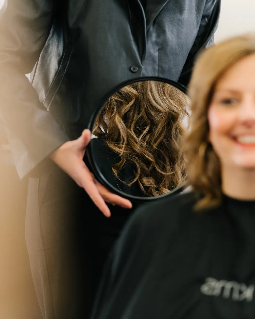 Strahlende Haarverwandlung nach dem Friseurbesuch bei Hairdesign Kaiser in Lüneburg – typgerechter Haarschnitt und glänzendes Styling für einen frischen Look vom Profi. Friseurkunst, die begeistert. #FriseurLüneburg #Haarstyling #NeuerLook