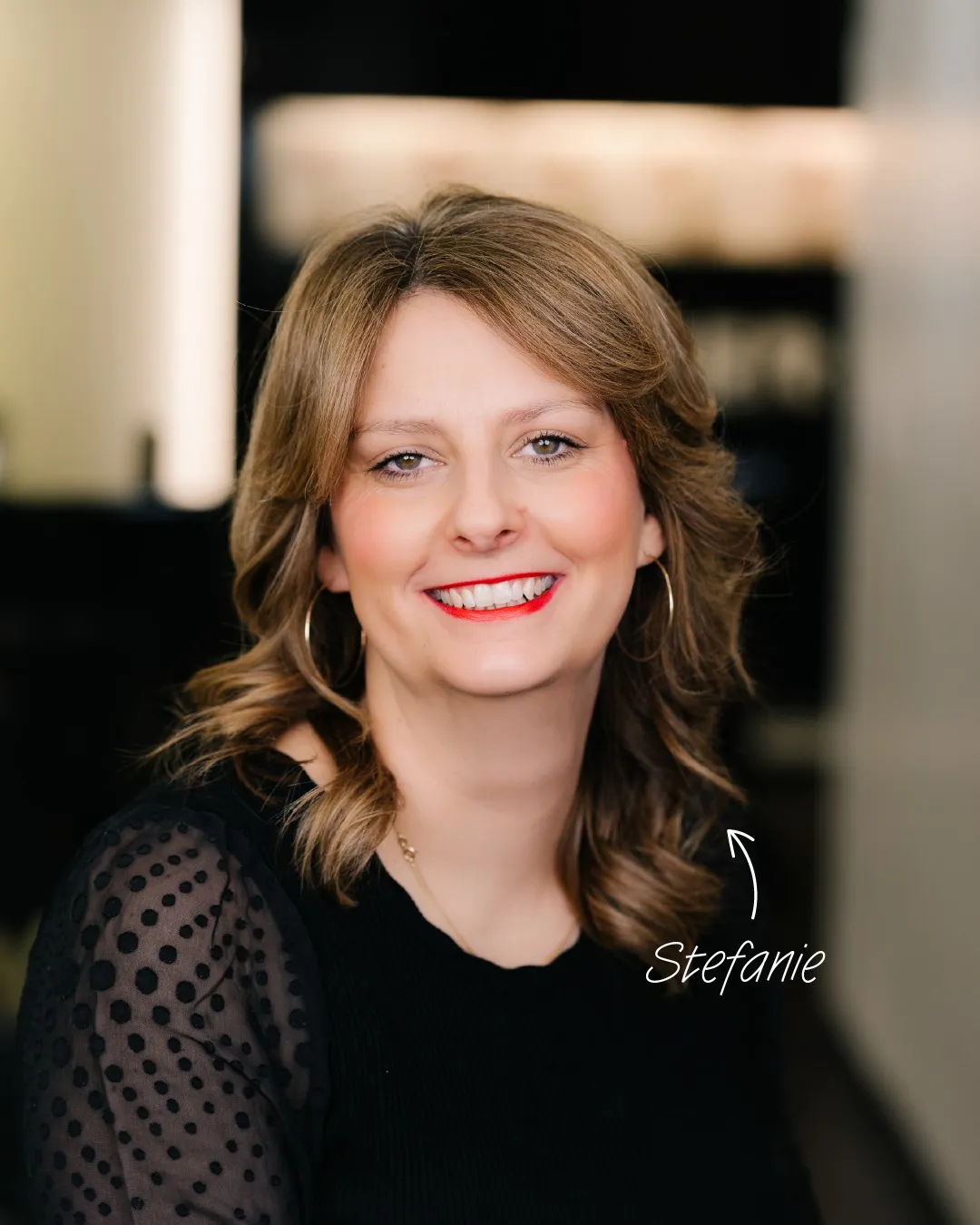 Porträt von Friseurmeisterin Stefanie aus dem Salon Hairdesign Kaiser in Lüneburg – seit 24 Jahren im Team, bekannt für exzellentes Hairstyling, Erfahrung und herzlichen Service im Friseursalon mit Wohlfühlatmosphäre.