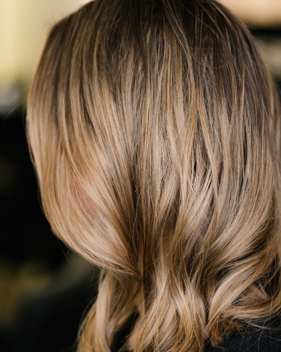 Strahlend blonde Highlights in sommerlichem Beachy-Look, gestylt vom Friseurteam Hairdesign Kaiser in Lüneburg – perfekter, frischer Style für sonnige Tage. Friseur Lüneburg, helle Haarfarbe, Highlights, Sommer Frisur.