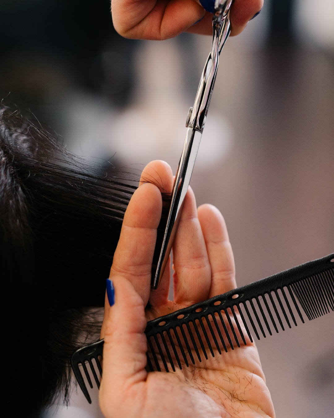 Junge Frau mit frischem Haarschnitt im modernen Style, aufgenommen im Friseursalon Hairdesign Kaiser in Lüneburg – das perfekte Beispiel für einen mutigen Lookwechsel und professionelle Friseurkunst.