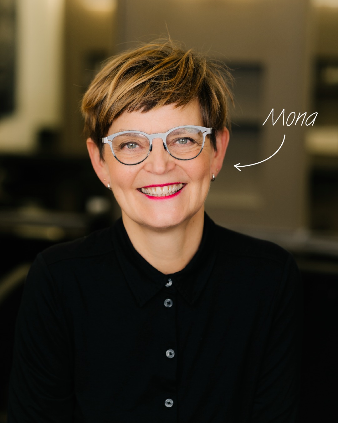 Friseurin Mona feiert 40 Jahre bei Hairdesign Kaiser in Lüneburg – Erfahrung, Herz und Leidenschaft fürs Friseurhandwerk vereint im Team des Salons. Perfekter Haarschnitt und Wohlfühlatmosphäre vom Profi.