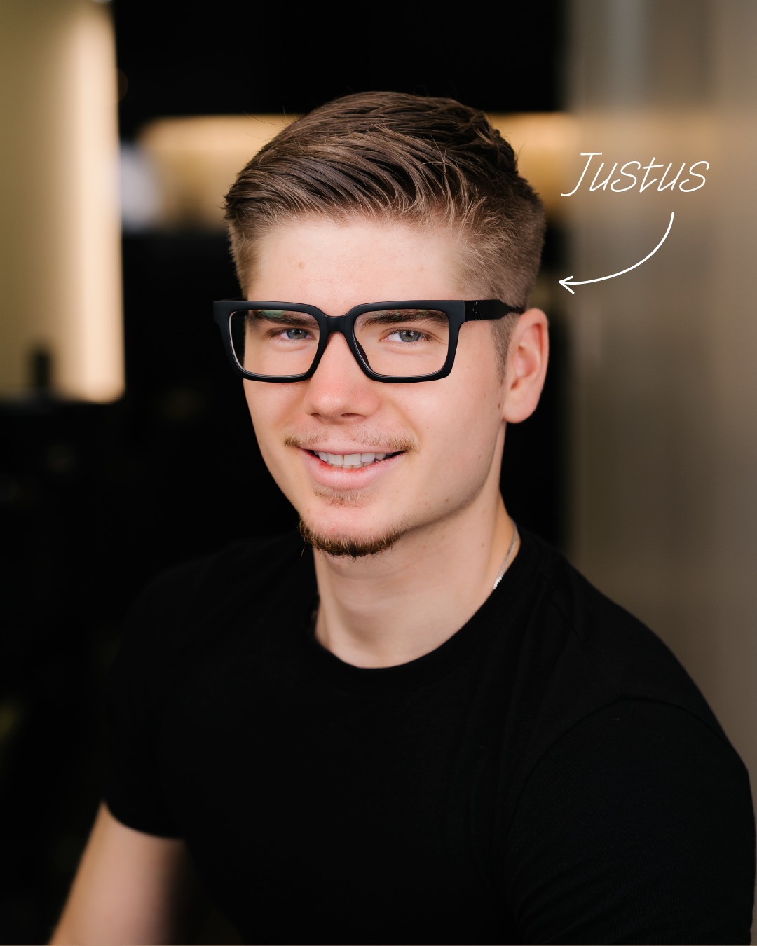 Friseur Justus von Hairdesign Kaiser in Lüneburg – Experte für präzise Herrenhaarschnitte. Sympathisch, professionell und stilbewusst – für moderne oder klassische Frisuren mit Wohlfühlfaktor im Herrensalon.