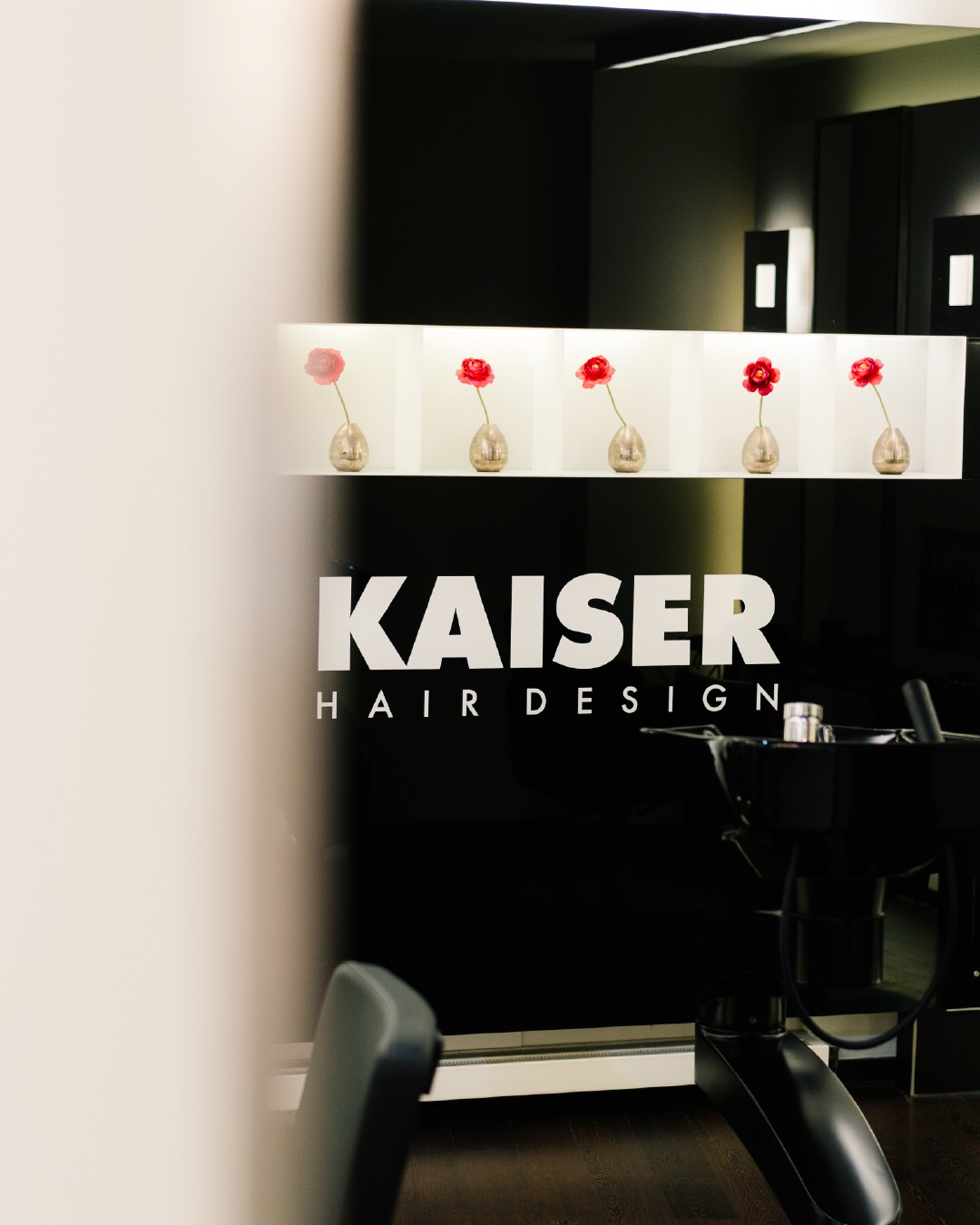 Modern eingerichteter Friseursalon in Lüneburg mit stilvollem Interieur, entspannter Atmosphäre und Wohlfühlambiente – ein Ort, an dem Haarkunst und Salon-Vibes perfekt aufeinandertreffen. Ideal für Haarschnitte, Styling und professionelle Haarpflege.