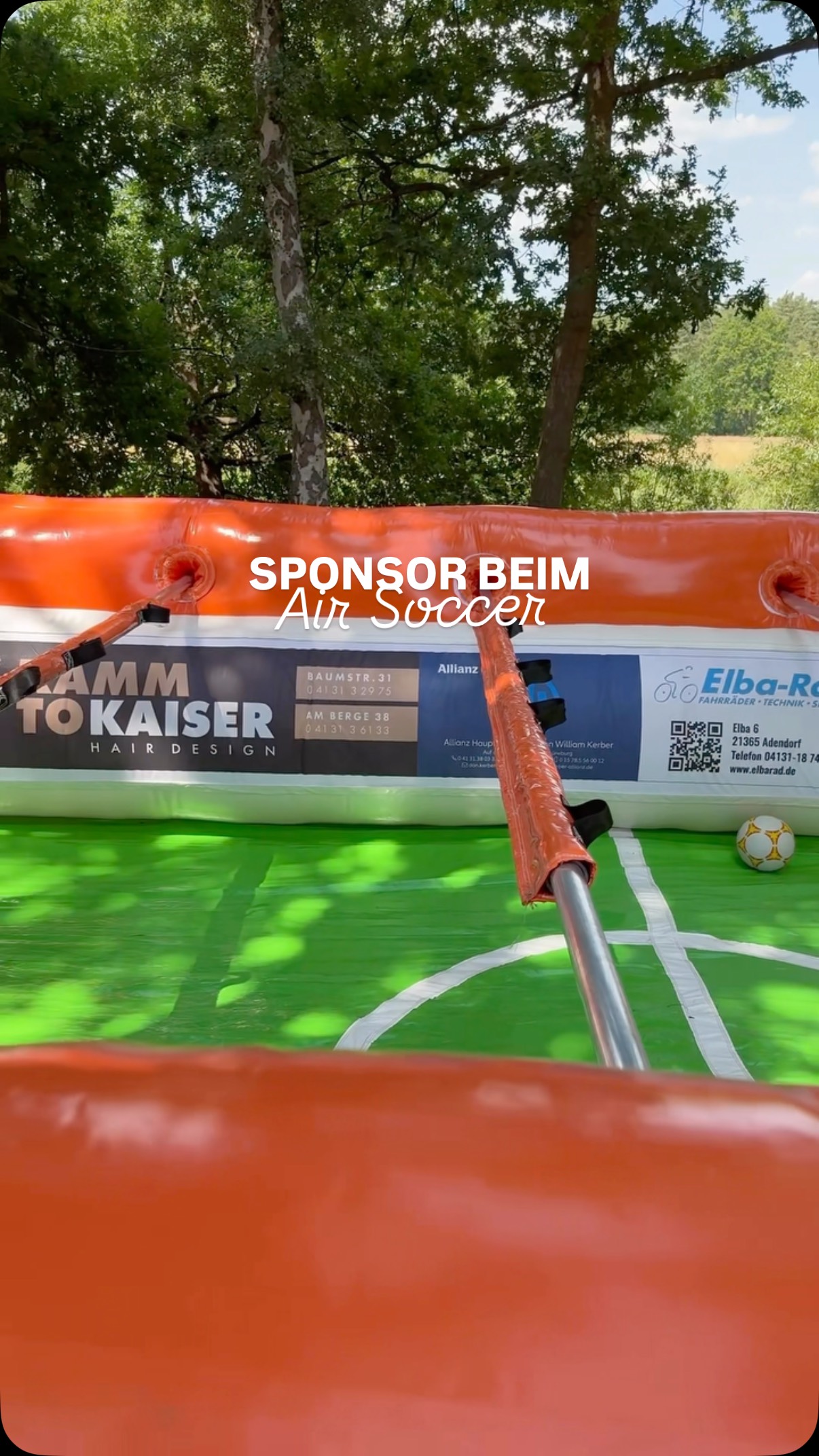 Video zeigt Team von Hairdesign Kaiser beim Air Soccer Event in Lüneburg. Als Sponsor unterstützen sie Bewegung & Teamgeist. Friseursalon setzt sich aktiv für lokale Jugendprojekte ein. #FriseurLüneburg #Hairdesign #AirSoccer #TeamKaiser