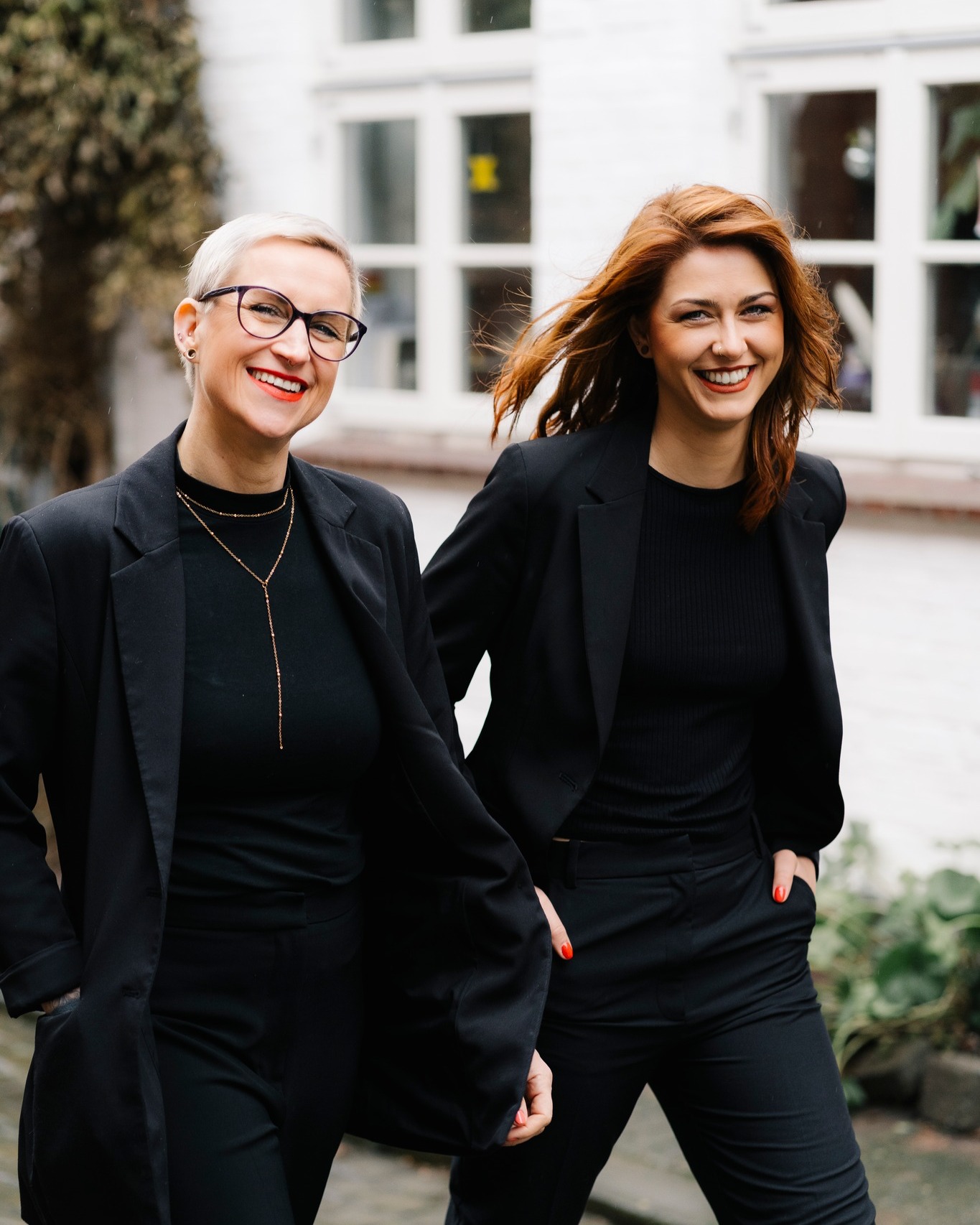 Friseurin startet mit einem Lächeln und Kaffeebecher in die neue Woche – Symbol für positive Montagsstimmung bei Hairdesign Kaiser, Friseursalon in Lüneburg. Optimistisch, stilbewusst und bereit für kreative Haarschnitte und neue Looks.