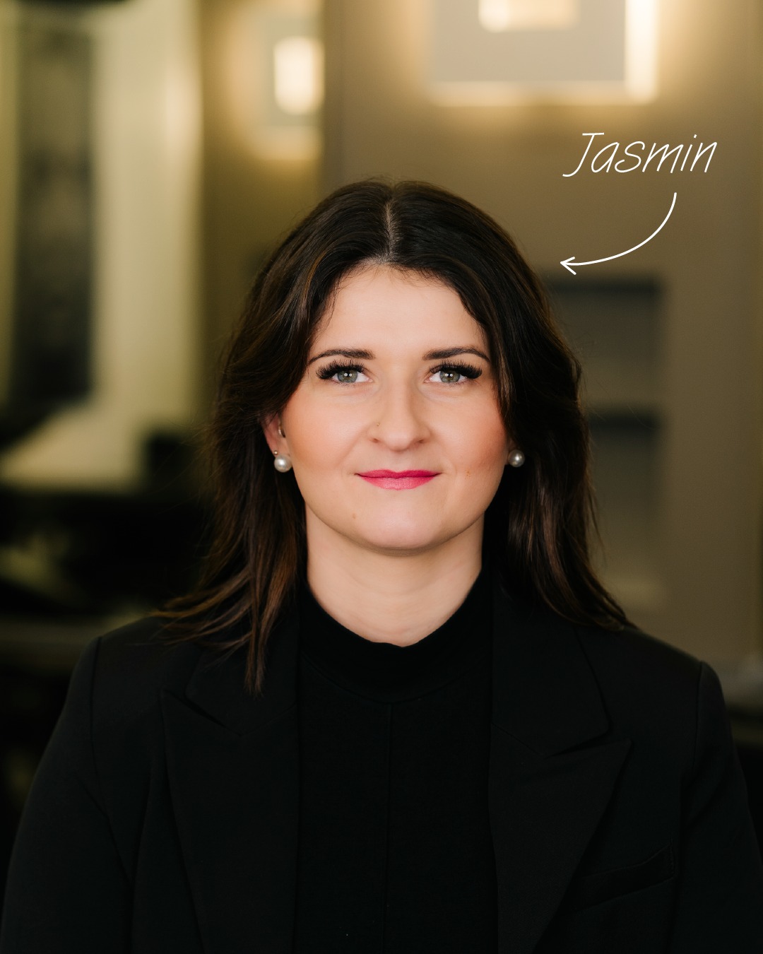 Friseurin Jasmin vom Hairdesign Kaiser Lüneburg lächelt sympathisch in die Kamera. Ihre Herzlichkeit und Leidenschaft für Haarschnitte machen sie zu einem festen Bestandteil des Teams im Friseursalon.