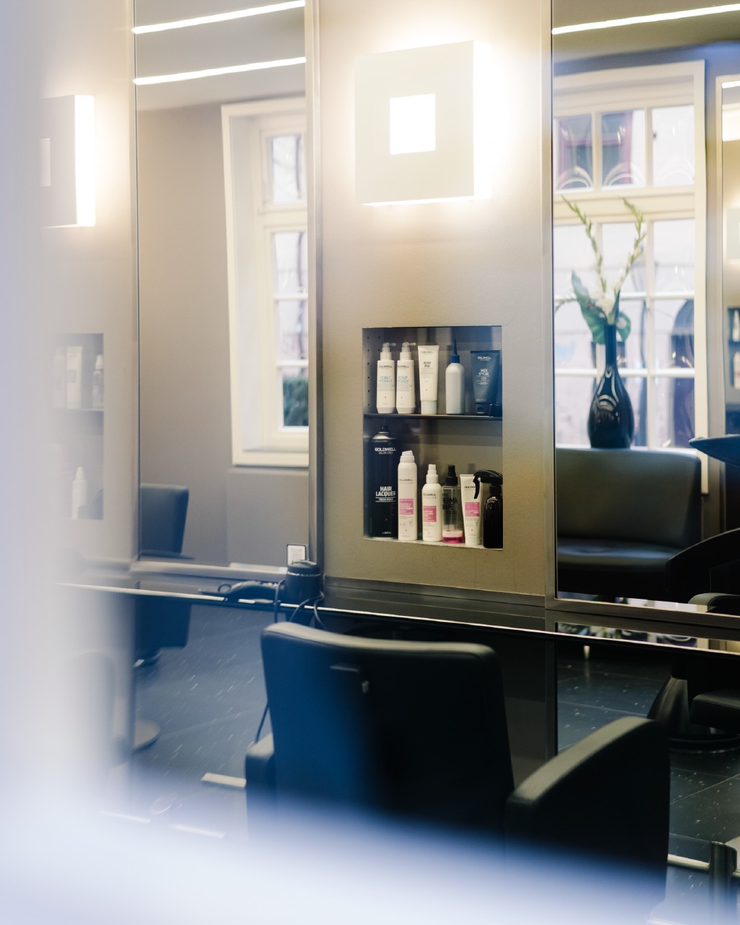 Moderner Friseurstuhl im stilvollen Salon von Hairdesign Kaiser in Lüneburg – Wohlfühlambiente trifft auf professionelles Friseurhandwerk für individuelle Stylings und entspannte Auszeiten beim Friseur.