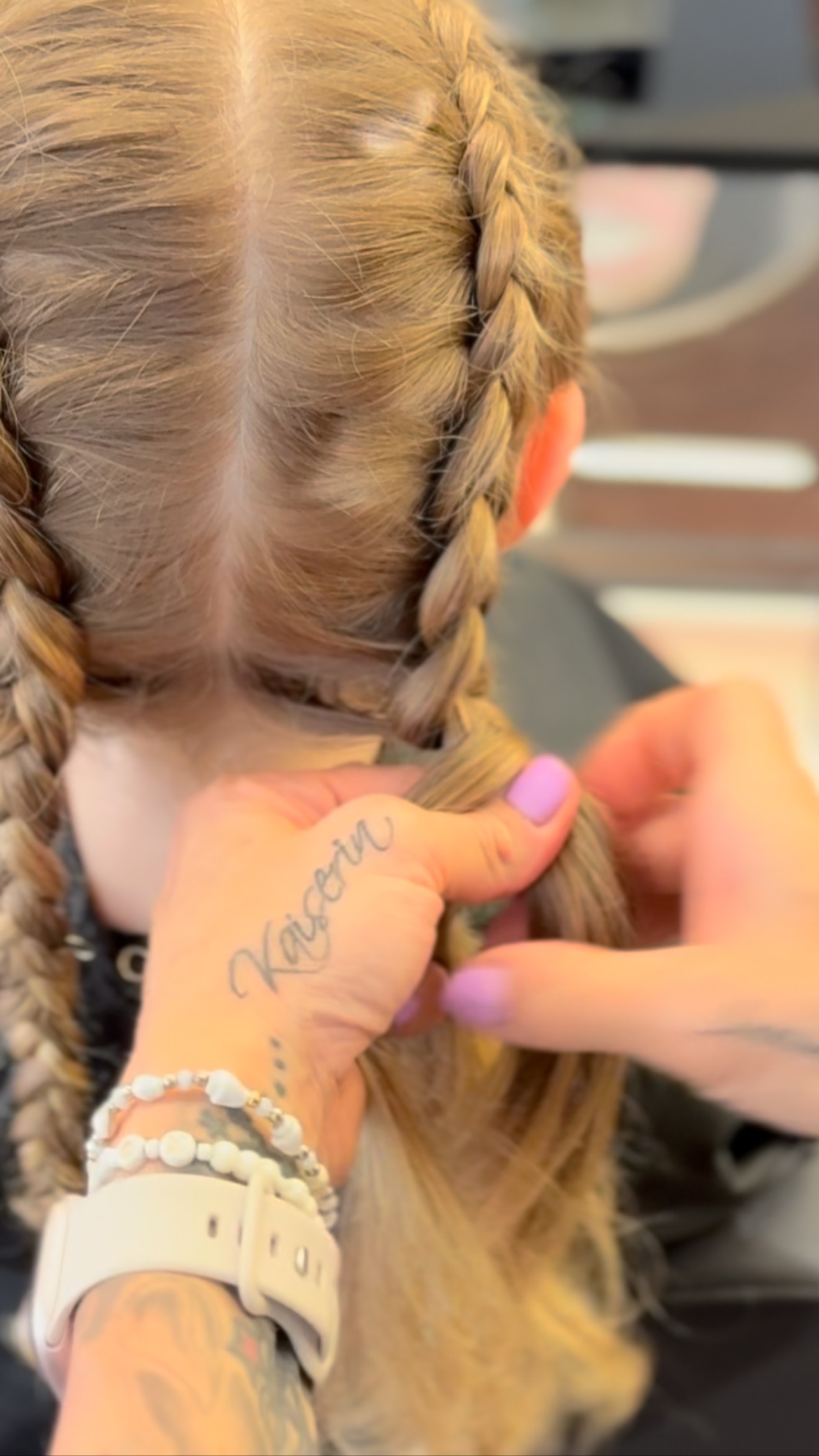 Video eines jungen Mädchens mit frisch gestylten, klassischen Flechtzöpfen im Friseursalon in Lüneburg. Hairdesign Kaiser zeigt kindgerechtes Flechten – ein süßer, zeitloser Look vom Profi-Friseur für kleine Kundinnen.
