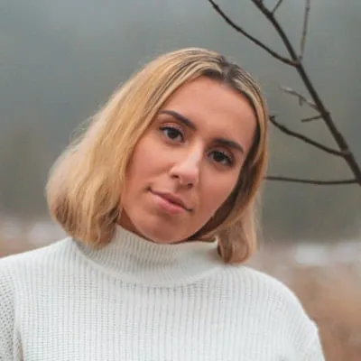 Зображення відвідувача салоу яка залишила відгук