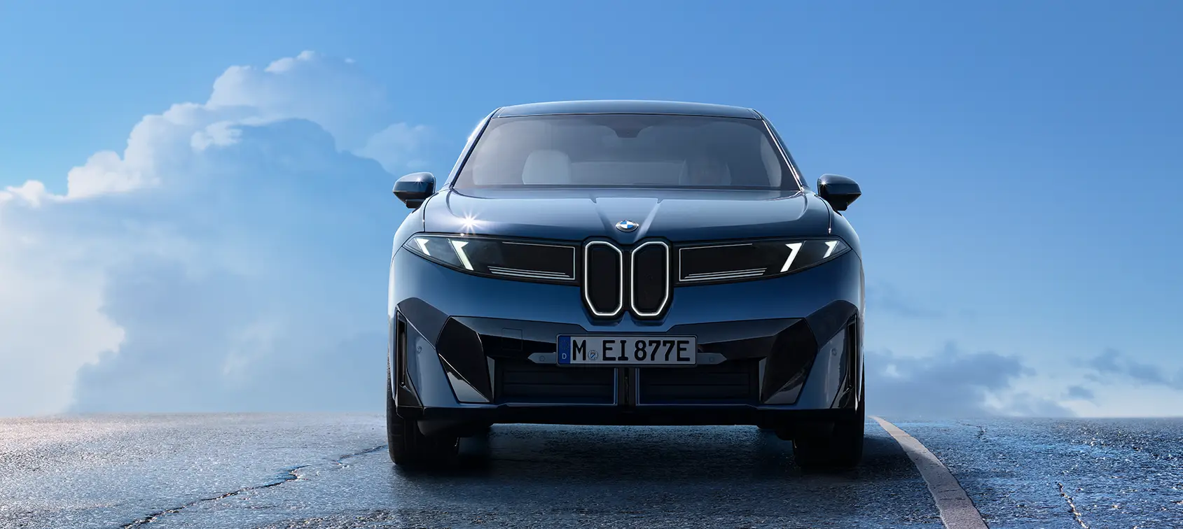 Der neue BMW iX3 in Ocean Blue vor blauem Himmel – BMW Wolter & Steiner in Neubrandenburg, Waren und Prenzlau