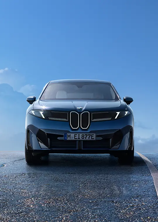 Der neue BMW iX3 in Ocean Blue vor blauem Himmel – BMW Wolter & Steiner in Neubrandenburg, Waren und Prenzlau