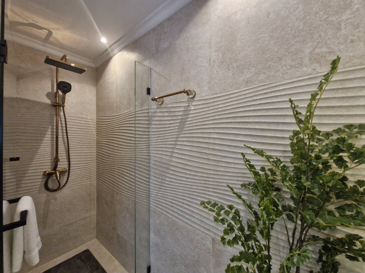 Sky pool Riviera Santa Monica 21st floor infinity swimming