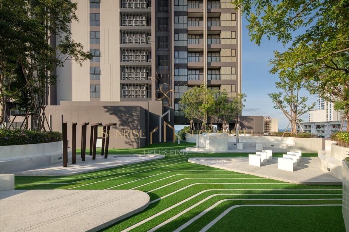 Luxury Condo in Pratumnak Hill, Island Living