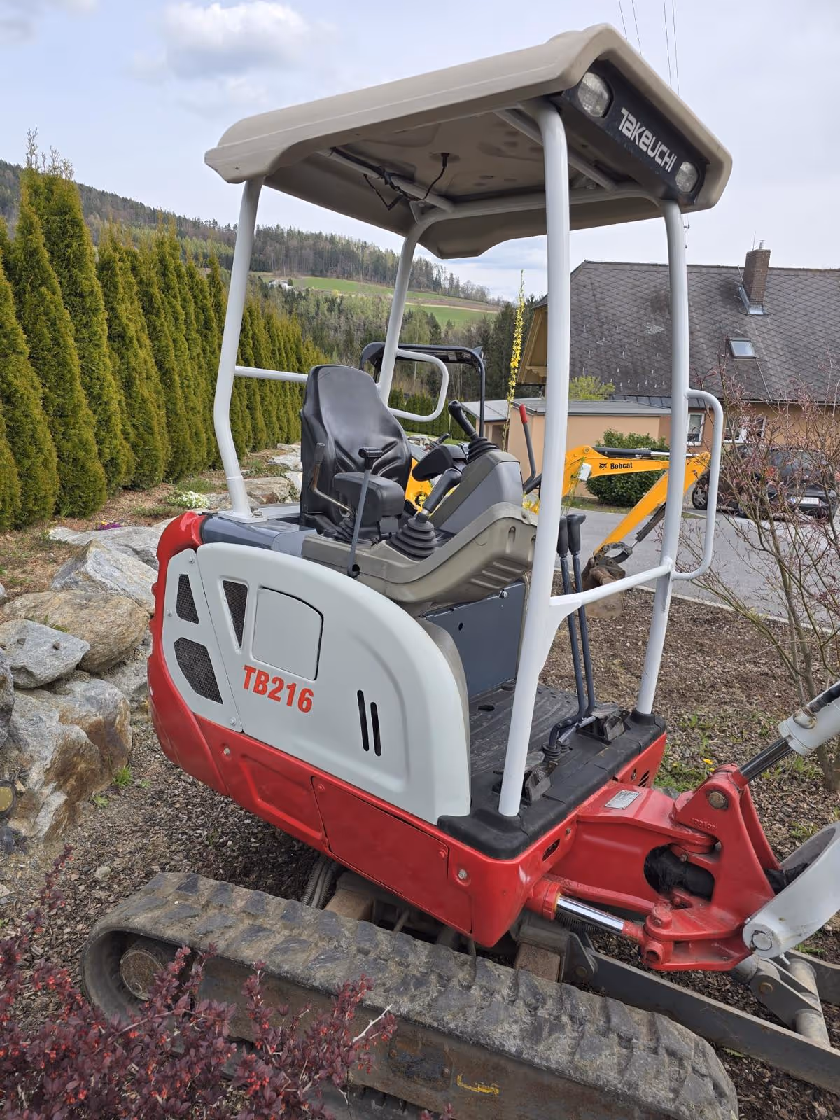 Roter Bagger in der Seitansicht