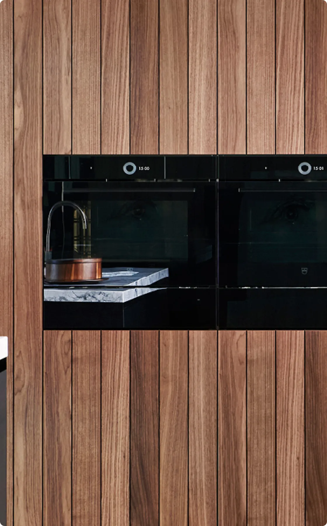 Cuisine Haut de gamme Tours Acier noir - Armoire haute Black Walnut - plan de travail pierre quartzite Bianco Nuvola