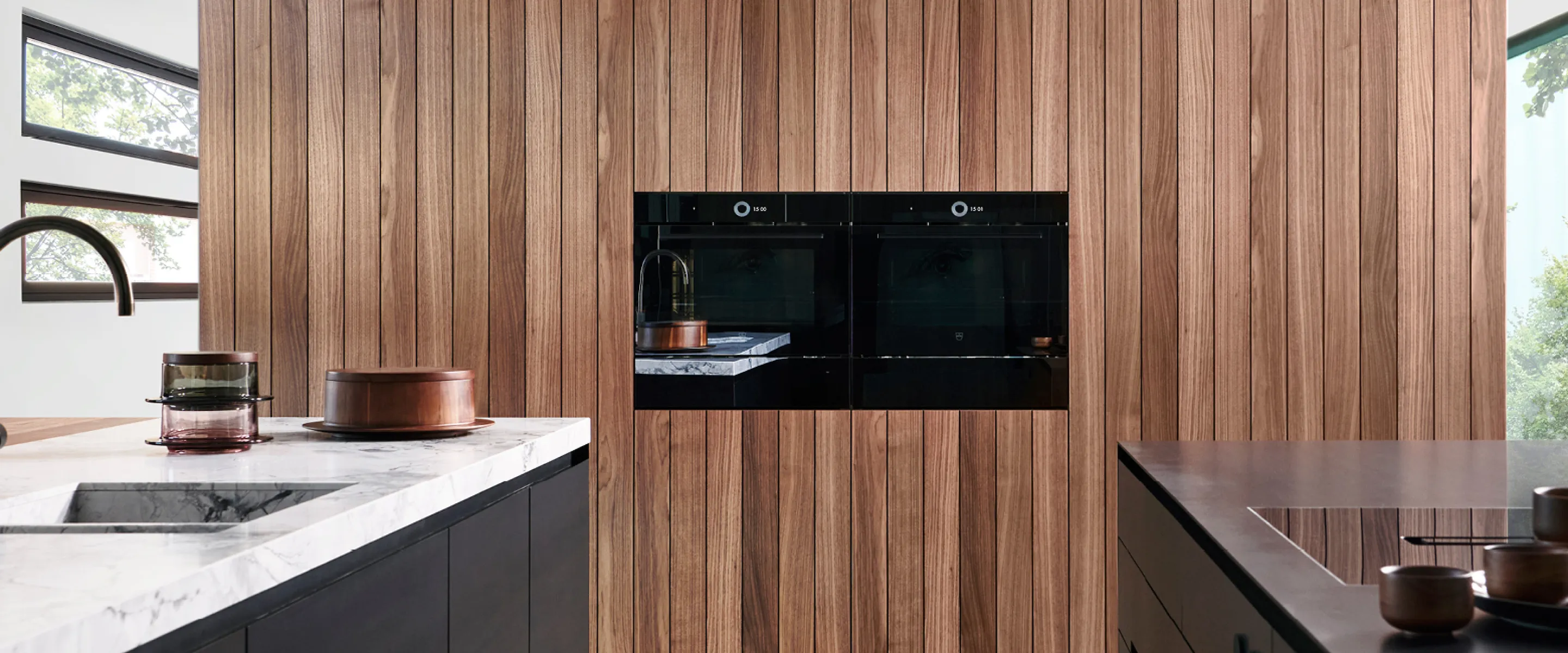 Cuisine Haut de gamme Tours Acier noir - Armoire haute Black Walnut - plan de travail pierre quartzite Bianco Nuvola