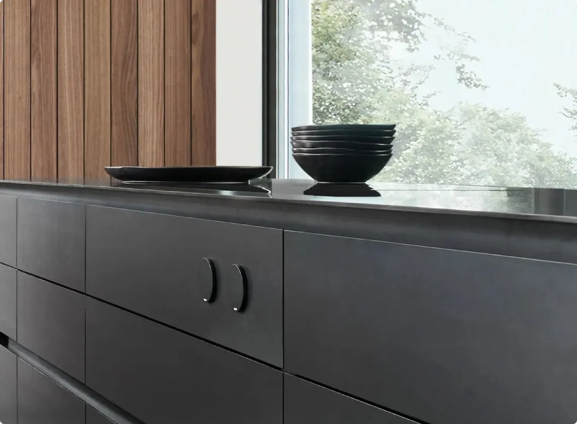 Cuisine Premium indre et loire Acier noir - Armoire lame bois chêne - plan de travail marbre quartzite Bianco Nuvola