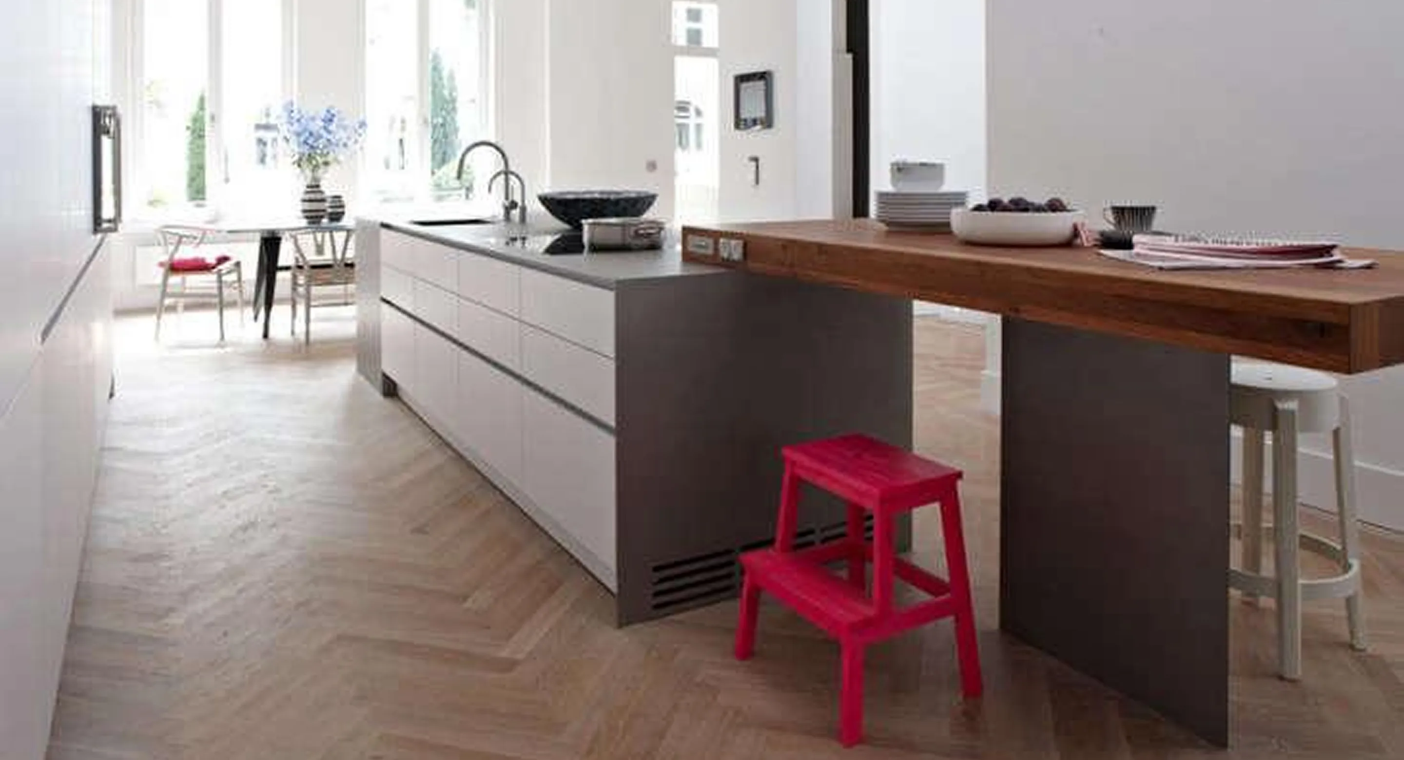 Cuisine contemporaine de luxe Tours et Parçay-Meslay acier inox, facade blanche, plan inox et bois massif véritable chêne